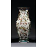 GRAND VASE HEXAGONAL en porcelaine, émaux polychromes dans le style de la famille rose et dorure,