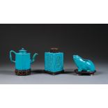 LOT DE TROIS OBJETS en porcelaine et glaçure bleu turquoise, comprenant une théière couverte à panse