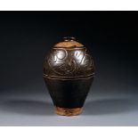 VASE MEIPING en grès et couverte noire, à base cintrée, panse ovoïde et petit col évasé, à décor