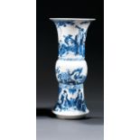 VASE HUAGU en porcelaine et bleu de cobalt sous couverte, monté sur un haut pied élargi, à petite