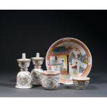 LOT DE CINQ OBJETS en porcelaine, émaux polychromes dans le style de la famille rose et dorure,