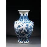 TRÈS GRAND VASE BOUTEILLE en porcelaine et bleu de cobalt sous couverte, monté sur une base cintrée,