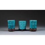 LOT DE TROIS POTS À PINCEAUX en porcelaine et glaçure bleu turquoise, comprenant une paire, de forme