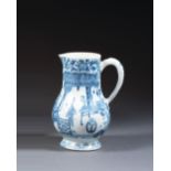 PICHET en porcelaine et bleu de cobalt sous couverte, de forme occidentale, monté sur un petit pied,