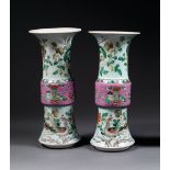 PAIRE DE VASES HUAGU en porcelaine et émaux polychromes dans le style de la famille rose sur fonds