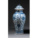 GRANDE JARRE COUVERTE en porcelaine et bleu de cobalt sous couverte, à base cintrée, panse ovoïde,