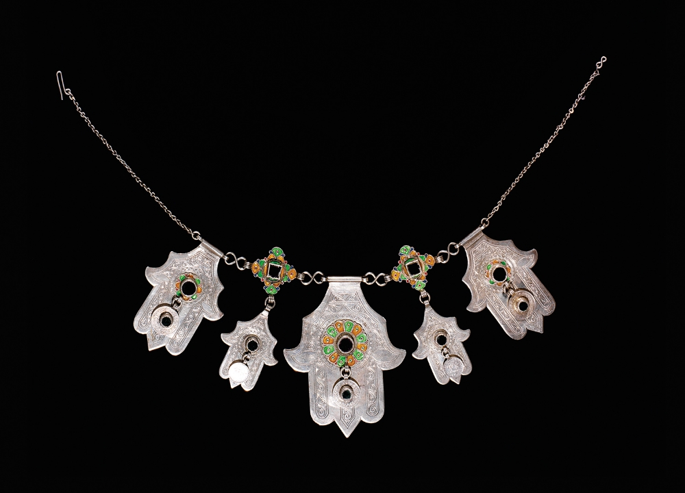 COLLIER DE LA RÉGION DE TIZNIT composé d’une chaîne retenant cinq pendentifs en forme de hamsa en