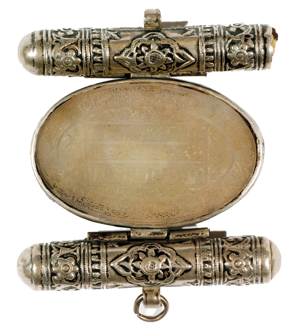 BAZU-BAND PORTE-AMULETTE INDIEN en argent à bas titre, composé d’une plaque ovale en agate ciselée