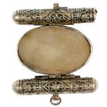 BAZU-BAND PORTE-AMULETTE INDIEN en argent à bas titre, composé d’une plaque ovale en agate ciselée