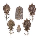 LOT DE DEUX PAIRES DE FIBULES ET DEUX HAMSA MAROCAINES les premières, moulées, ajourées, à décor