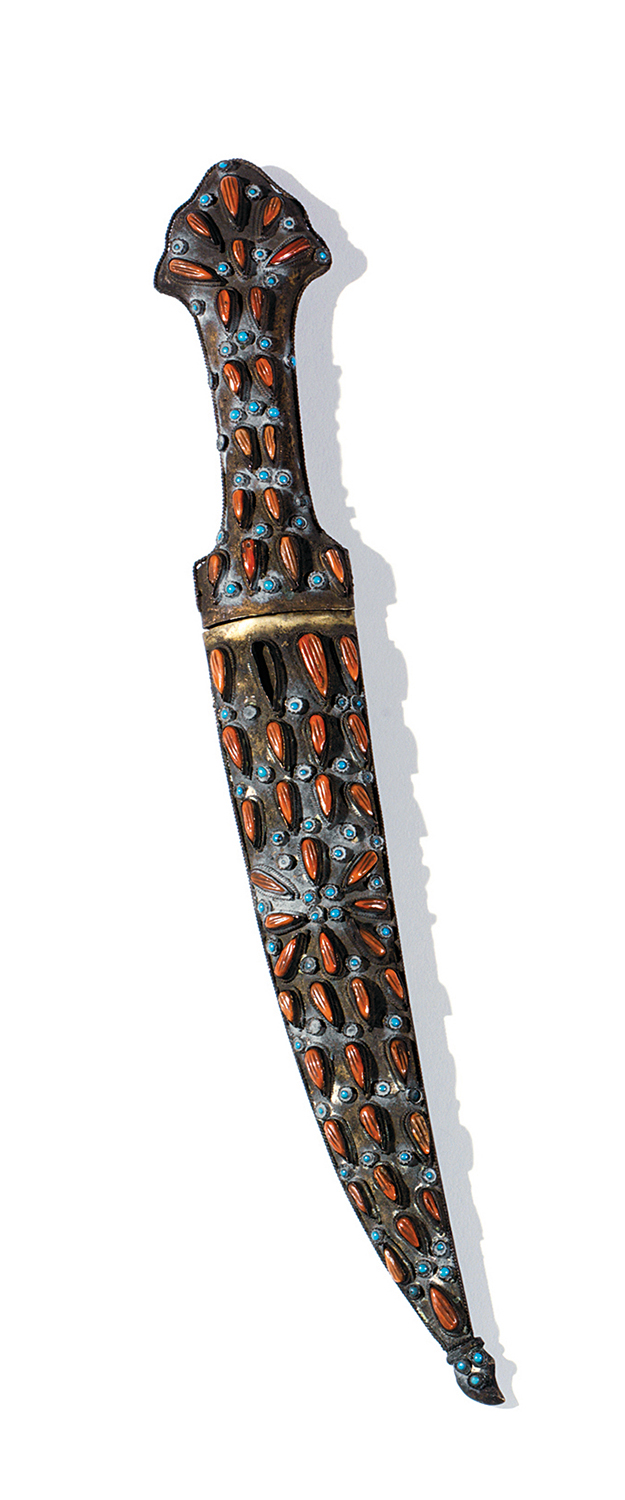 «KHANJAR» OTTOMAN à fourreau en laiton moulé et incrusté de larmes de corail et perles turquoises.