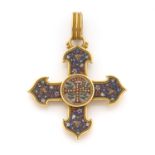 131 ANNEES 1860 PENDENTIF RELIQUAIRE CRUCIFORME à bords contours. Il est entièrement orné de