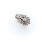 142 ANNEES 1950 BAGUE PLUME DIAMANTS Elle est ornée d'un diamant central dans un entourage de