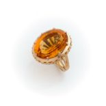 114 ANNEES 1940 GRANDE BAGUE CITRINE ornée d'une citrine ovale. Monture en or jaune 18K. Poids