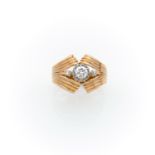 37 ANNEES 1940 BAGUE A ROULEAUX en fils d'or rose 18K et platine. Au centre un diamant taille