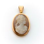 137 ANNEES 1890 BROCHE CAMEE Elle est ornée d'un camée ovale sur agate grise " Femme en costume