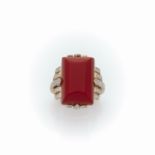 68 BAGUE CORAIL Elle porte un cabochon rectangulaire de corail rouge retenu par des gradins sertis