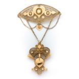 29 ANNEES 1820 BROCHE PENDENTIF en or finement filigrané à décor de coeurs et d'étoiles. Le