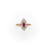 251 BAGUE MARQUISE ornée d'un rubis navette et diamants taille brillant. Monture en or rose 18K.
