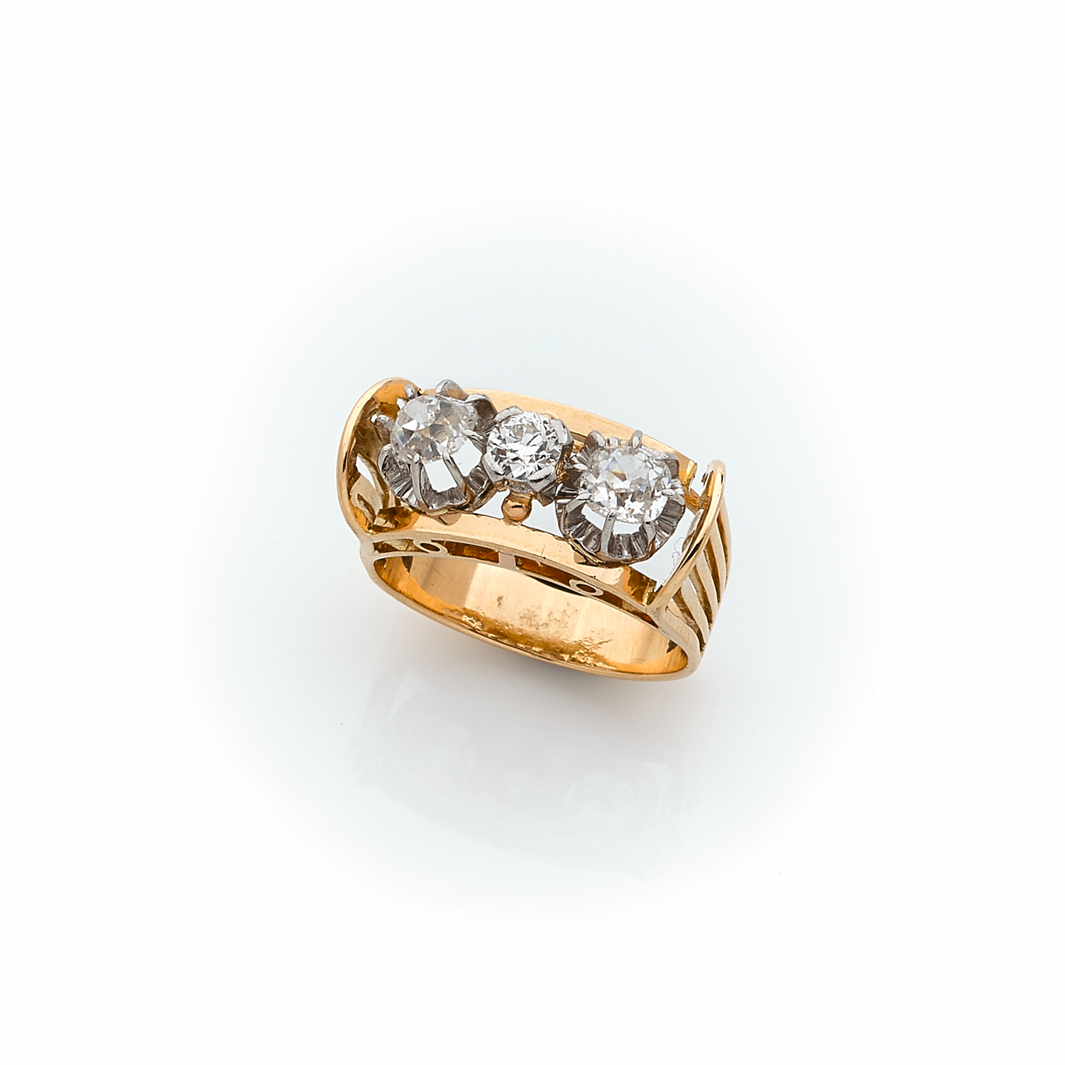244 BAGUE LIGNE DIAMANTS composée de trois diamants (TA) en châtons à griffes. Monture en or jaune