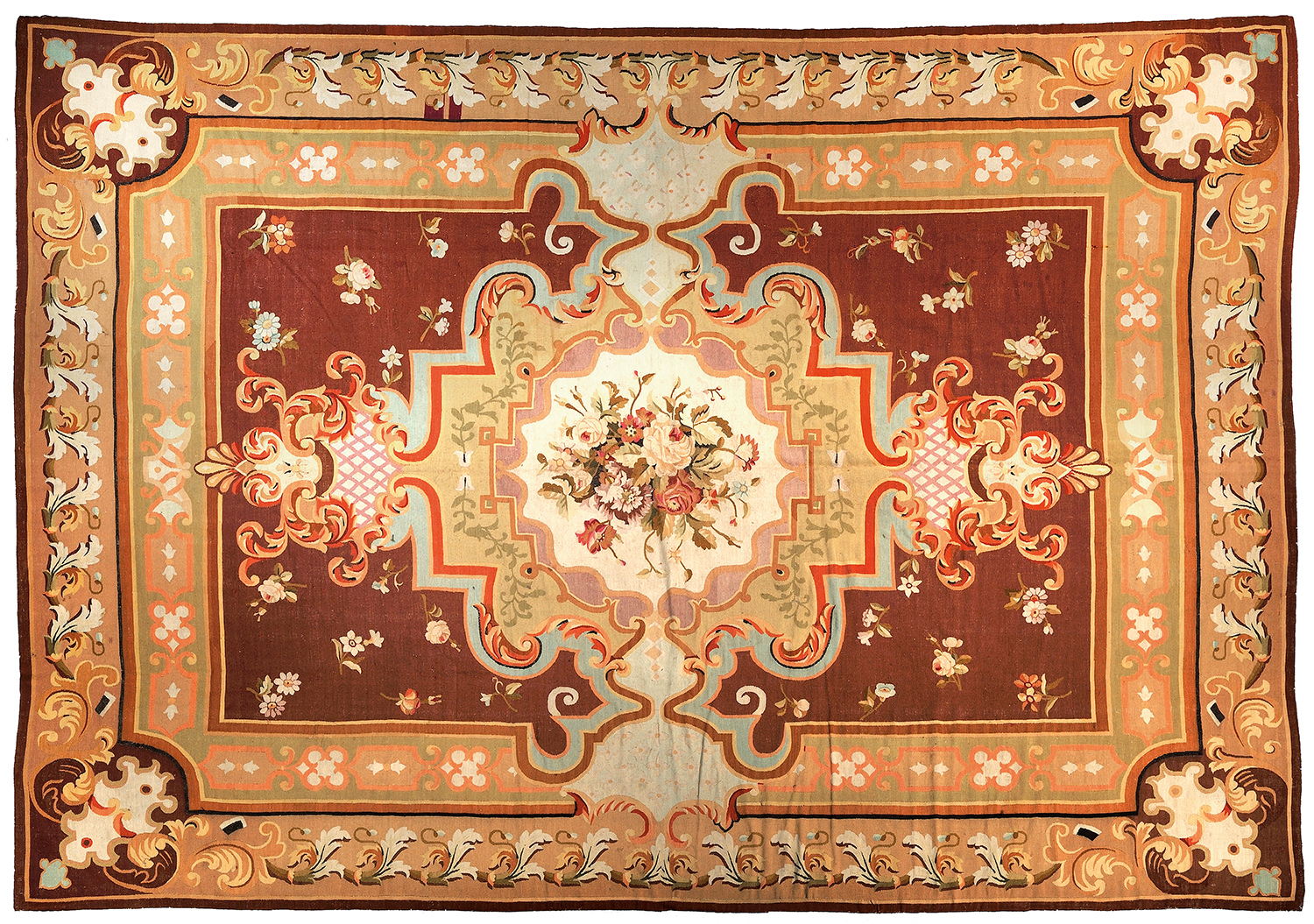 AUBUSSON Tapis au point ras à fond terre de Sienne, décor d'une gerbe de fleurs dans un médaillon