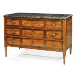 COMMODE en bois de placage marqueté de réserves bordées de filets alternés. Elle ouvre à cinq