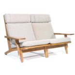 Hans J. WEGNER (1914-2007) & GETAMA (Éditeur) Banquette à haut dossier, modèle "GE375", circa