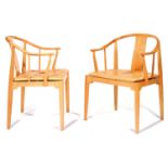 HANS J. WEGNER (1914-2007) & FRITZ HANSEN (ÉDITEUR) Paire de fauteuils "China", création 1943,