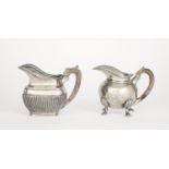 DEUX POTS À LAIT en argent, pour un, modèle circulaire uni, posant sur quatre pieds godronnés ; pour