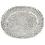 PLAT OVALE en argent, à décor au repoussé de rinceaux et ornements feuillagés sur fond amati, orné