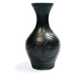 PABLO PICASSO (1881-1973) Vase Épreuve en terre de faïence blanche à couverte d'engobe noire