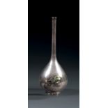 VASE SOLIFLOREEn argent, monté sur un petit talon, à panse bulbeuse terminée par un long col fin,