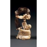 OKIMONOEn ivoire marin et rehauts d'encre, représentant une scène légendaire mettant en scène un