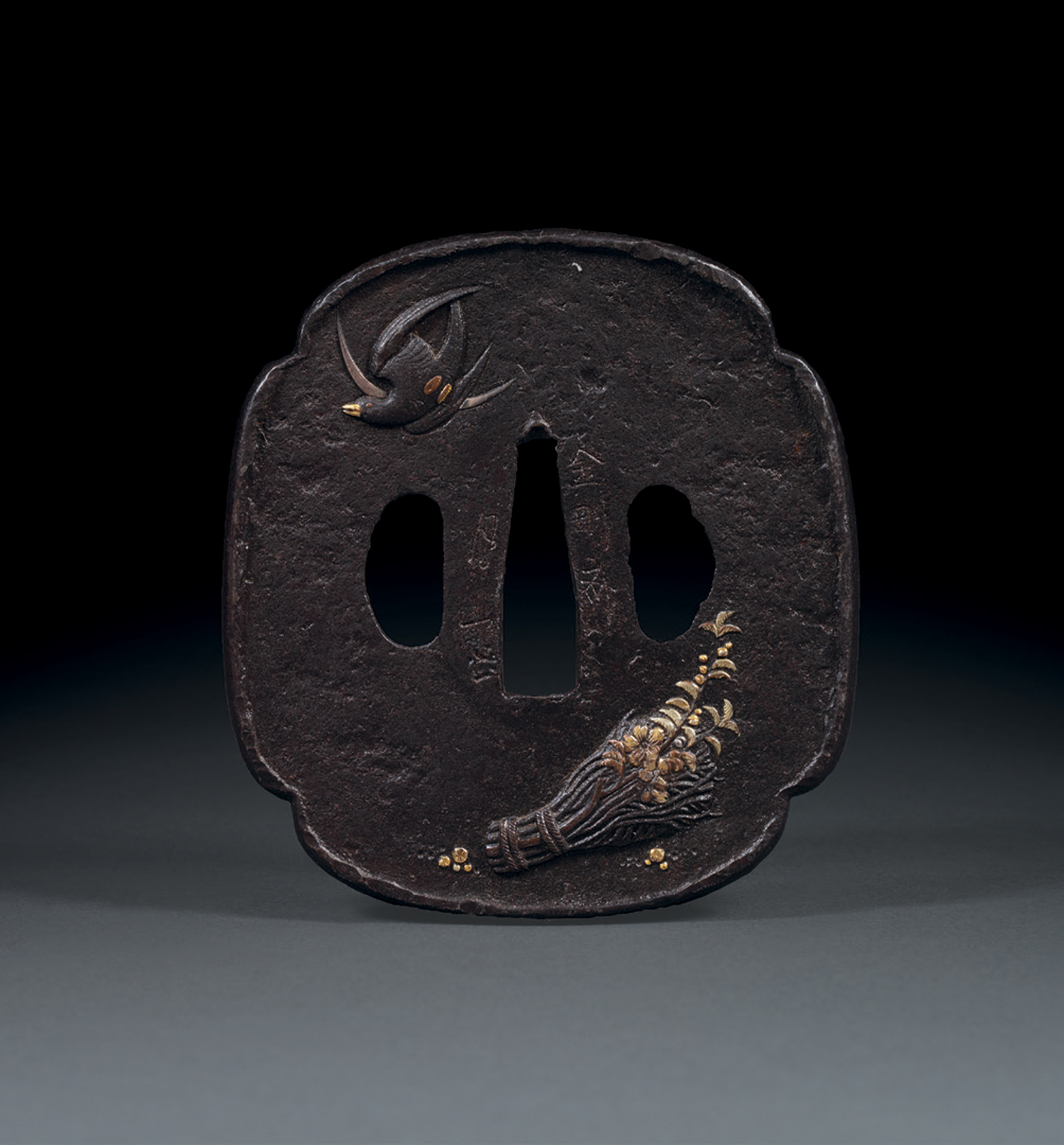 TSUBA MARUGATAEn fer, orné en taka bori et takazogan avec rehauts or et argent, d'un coucou volant