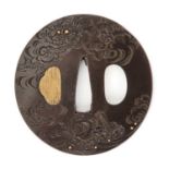 TSUBA MOKKOGATAEn shibuichi et rehauts or, à décor en katakiri bori, sur une face, d'un dragon