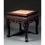 TABOURET en bois naturel, reposant sur quatre pieds griffes, à décor, sculpté en léger relief, de