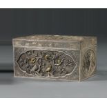 COFFRET COUVERT À PLATEAU MOBILEEn argent, de forme rectangulaire, à décor, rehaussé d’or, de quatre