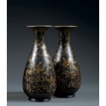 PAIRE DE VASES BOUTEILLESEn porcelaine et couverte noire mate à l'imitation du bronze, monté sur