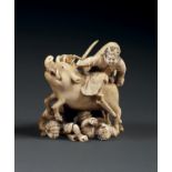 OKIMONOEn ivoire, représentant une chasse au sanglier mettant aux prises trois personnages, deux