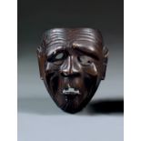 MASQUE DE THÉÂTRE DE KYOGENEn bois laqué brun, représentant Kaishakushi, vieillard au visage ridé,