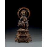 GRANDE STATUETTE DE KANNONEn bois laqué, représentée assise en délassement sur un socle lotiforme,