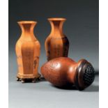 LOT DE TROIS OBJETS comprenant une paire de vases en bois de buis, la panse hexagonale évasée à l'