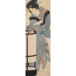 EIZAN (1787-1867) ESTAMPE KAKEMONO-BAN Représentant une geisha en pied, appuyée, pensive, contre une