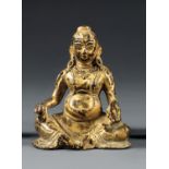 STATUETTE DE JAMBHALAEn cuivre laqué et doré, représenté assis en tailleur, une conque dans la