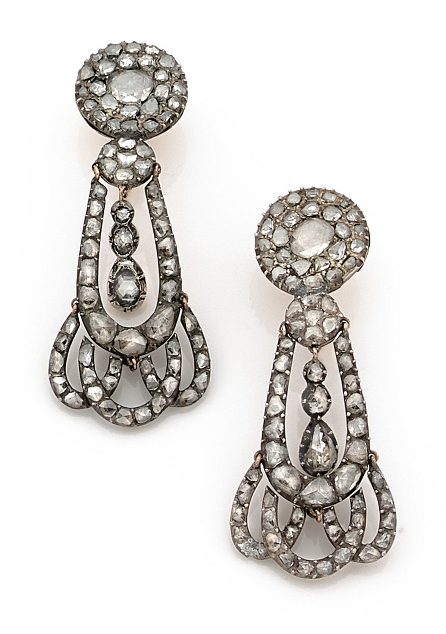 XVIIIeme SIECLE PAIRE DE PENDANTS D'OREILLES entièrement articulés et ornés de diamants taillés en