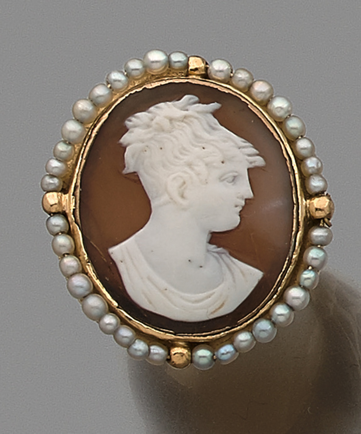 ANNEES 1810 BAGUE CAMEE COQUILLAGE Elle est ornée d'un camée coquille représentant un profil de