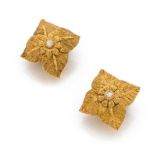 BUCCELLATI ANNEES 1980 PAIRE DE CLIPS D'OREILLES "FLEUR" en or jaune 18K finement texturé, au centre