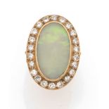 BAGUE OPALE Elle est ornée d'une opale dans un entourage de diamants taille brillant. Monture en