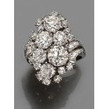 ANNEES 1960 BAGUE JOAILLERIE Elle est de forme marquise richement ornée de six diamants taille
