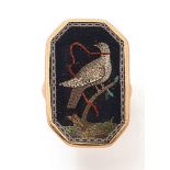 ANNEES 1810 GRANDE BAGUE MICROMOSAIQUE Elle représente une colombe perchée en micromosaïque. Monture